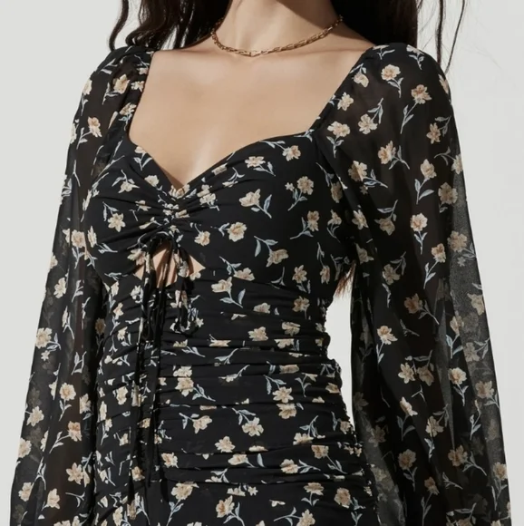 LONG SLEEVE SWEETHEART NECK FLORAL  MIDI DRESS - Picture 2 of 4